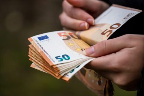 Moteris vos neįkliuvo sukčiui: įspūdingą pinigų sumą jau buvo paruošusi