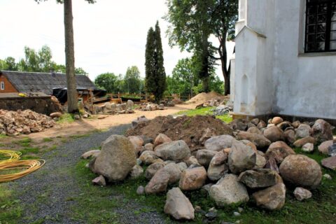 Vyžuonų Šv. Jurgio bažnyčios šventoriuje atstatoma istorinė tvora