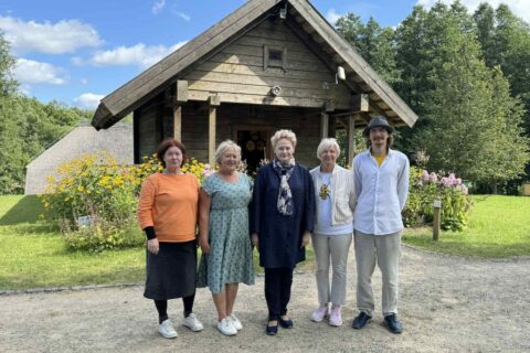 Dalia Grybauskaitė aplankė dovanotą bičių šeimyną Stripeikiuose