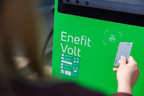 Utenoje esančiose „Enefit“ stotelėse už elektromobilių įkrovimus galės atsiskaityti banko kortelėmis