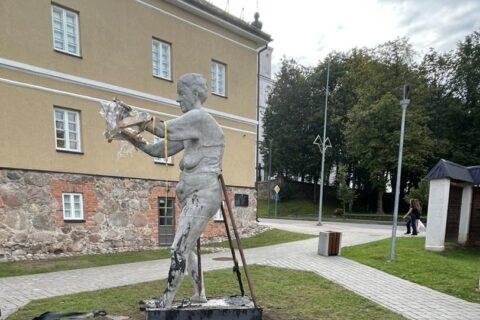 Paaiškėjo, kokia padaryta žala padegtai skulptūrai „Liudytoja“ ir kas grės zarasiškiui