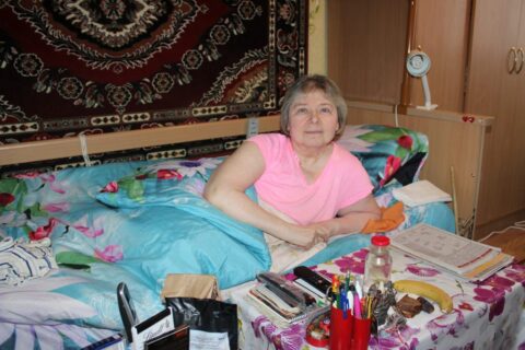 Neeilinė uteniškių istorija: mama jau 50 metų rūpinasi dėl gripo komplikacijos į lovą atgulusia dukra