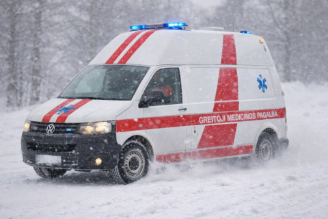 Sniego gniaužtuose – ir greitosios pagalbos ekipažai