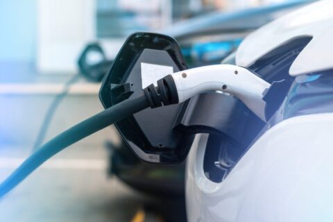 Elektromobilių įkrovimo tinklo operatorių investicijos formuoja ateities degalinių viziją