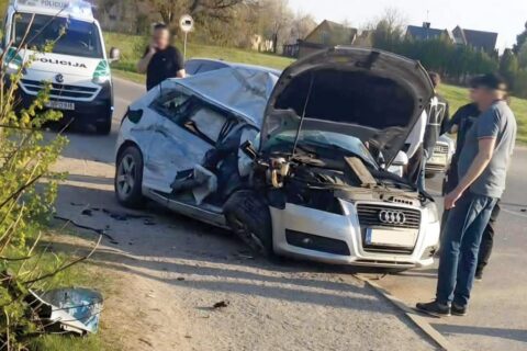 „Audi A3“ susidūrus su autobusu nukentėjo trys moterys