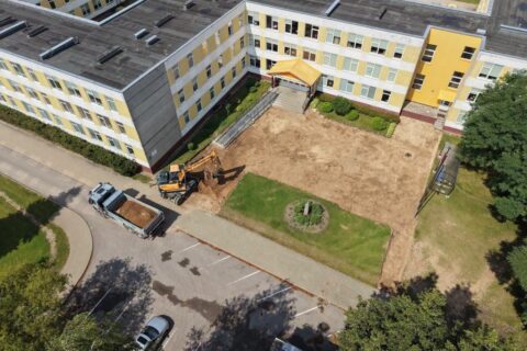 Artėjant naujiems mokslo metams – keičiasi aplinka prie Utenos Vyturių progimnazijos