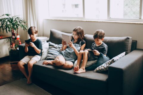 Vaikai telefonų nepaleidžia net vaikščiodami: kuo tai gresia?