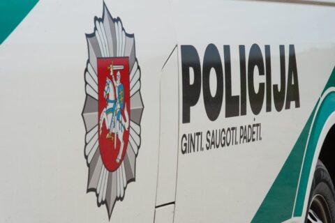 Smėlio gatvėje neblaivi moteris mosavo peiliu: sužalotas vyras