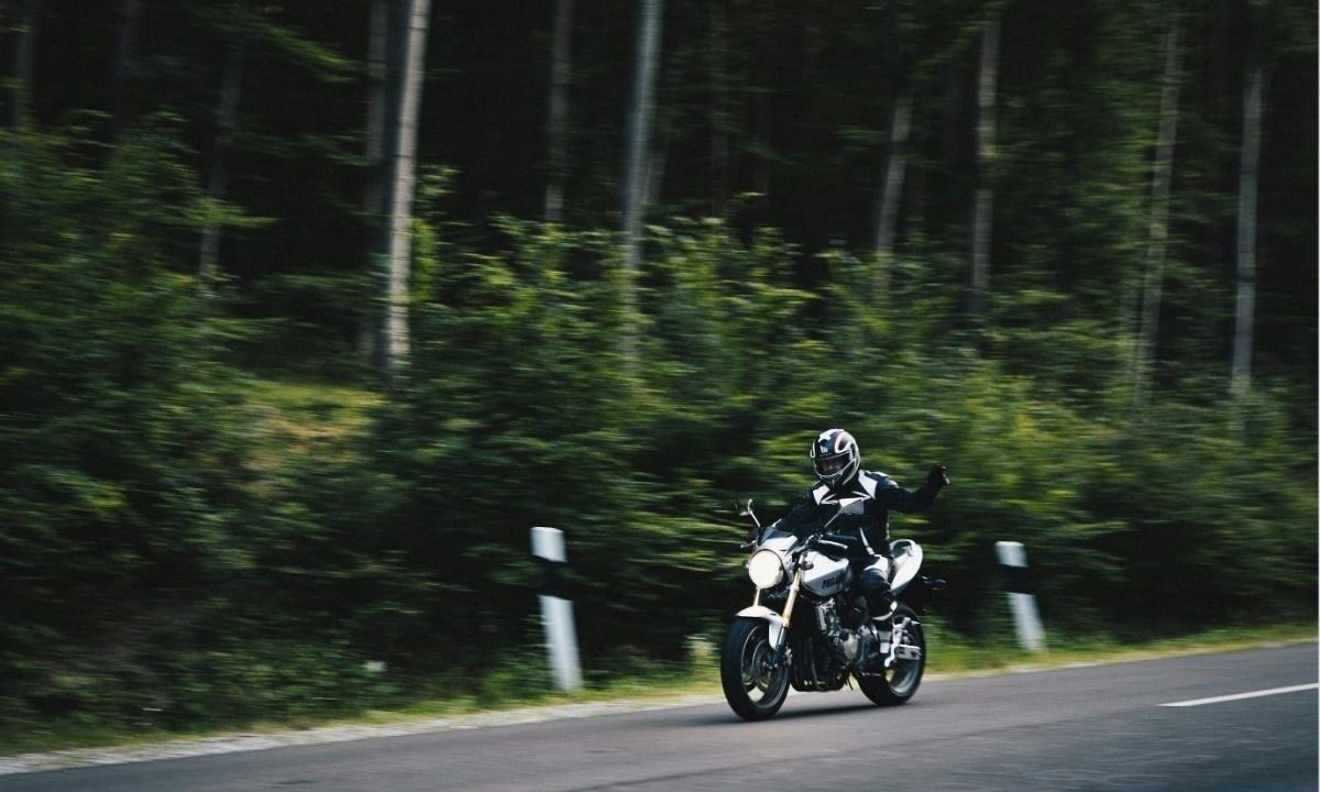 Lietuvos keliai motociklininkams kelia papildomų iššūkių: kodėl tinkama avalynė svarbesnė, nei gali atrodyti?