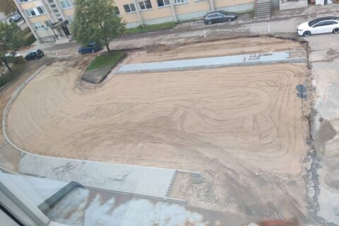 Nauja aikštelė atsinaujinusių daugiabučių kiemų fone